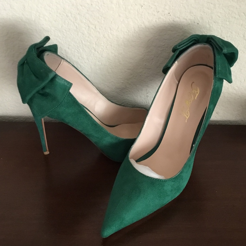 Chic Green Suede Heels with Bow Detail